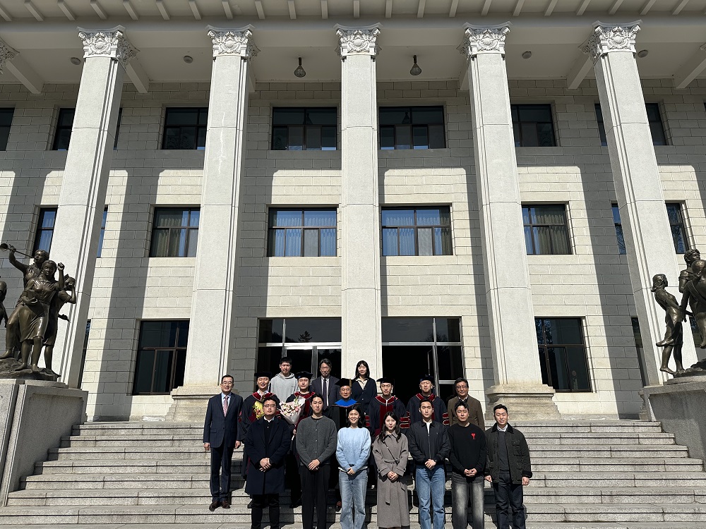 대학원 전경에서 단체사진2(졸업생,입학생).jpg